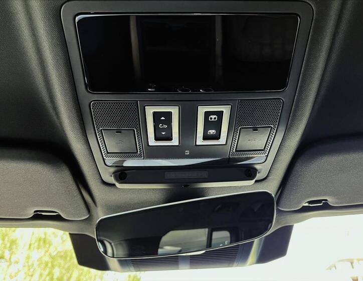 Land Rover Defender 28