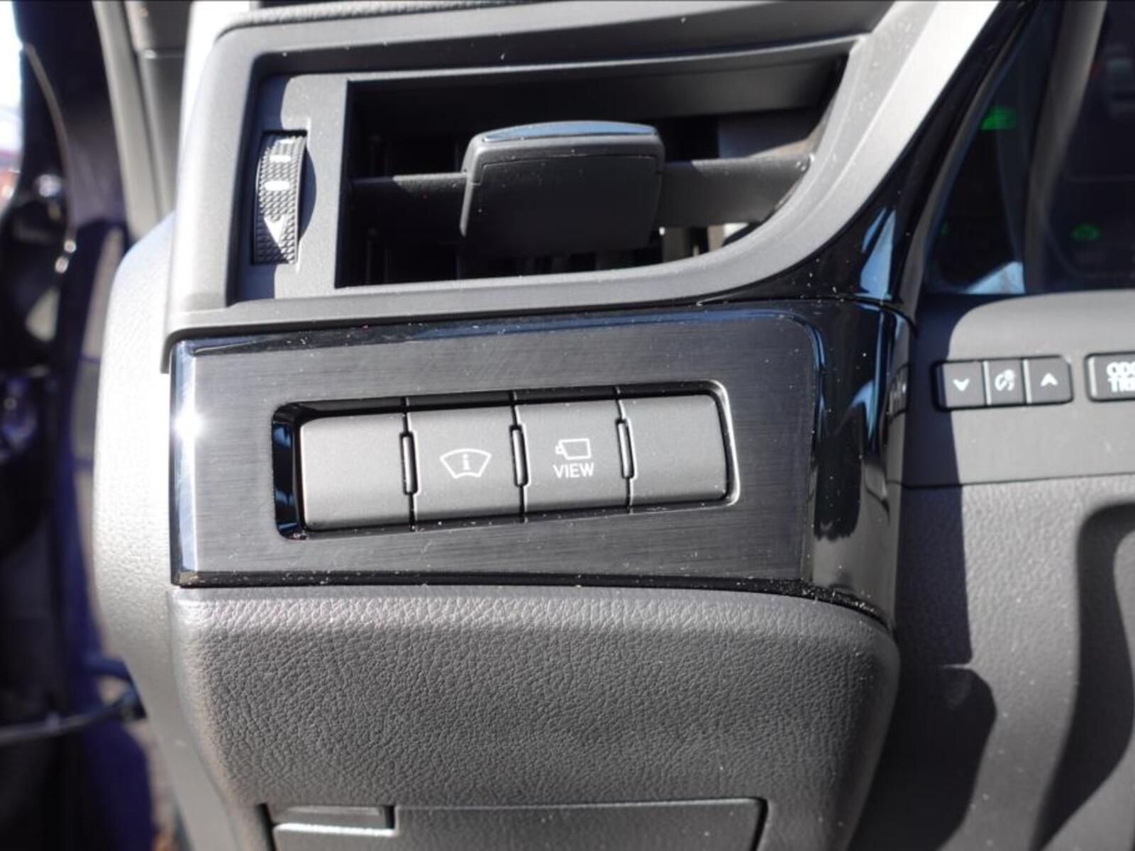 Lexus ES 300h 33