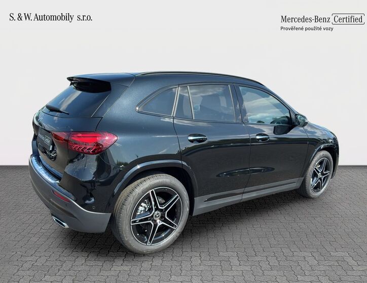 Mercedes-Benz GLA 8
