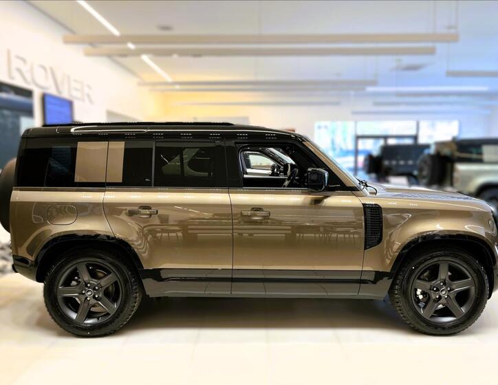 Land Rover Defender 7
