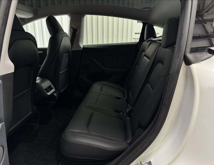 Tesla Model Y 27