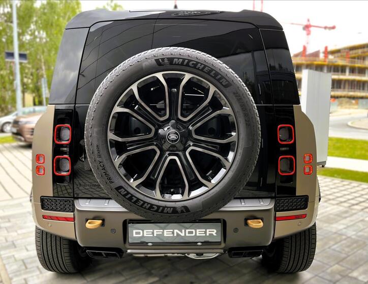 Land Rover Defender 5