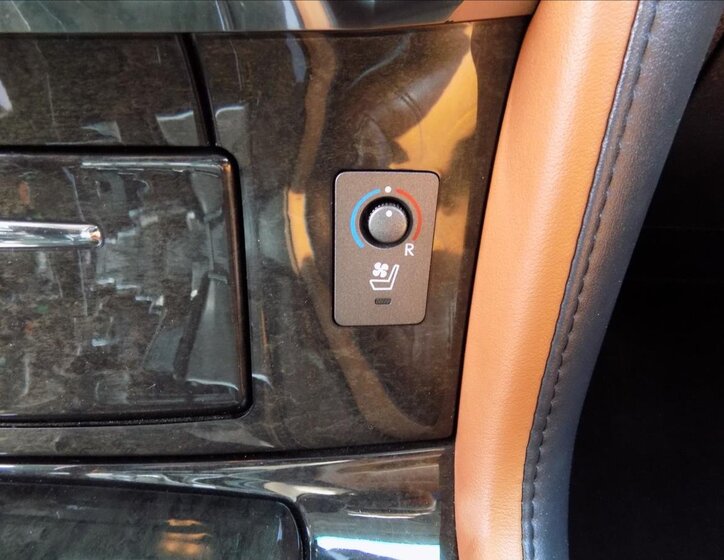 Lexus LX 570 38