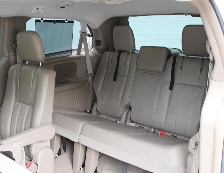 Chrysler Town & Country 34
