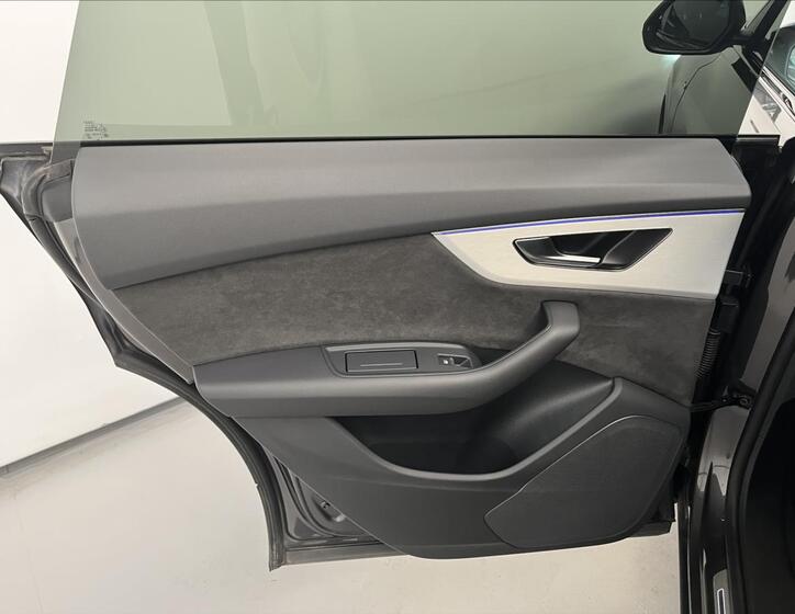 Audi Q8 28