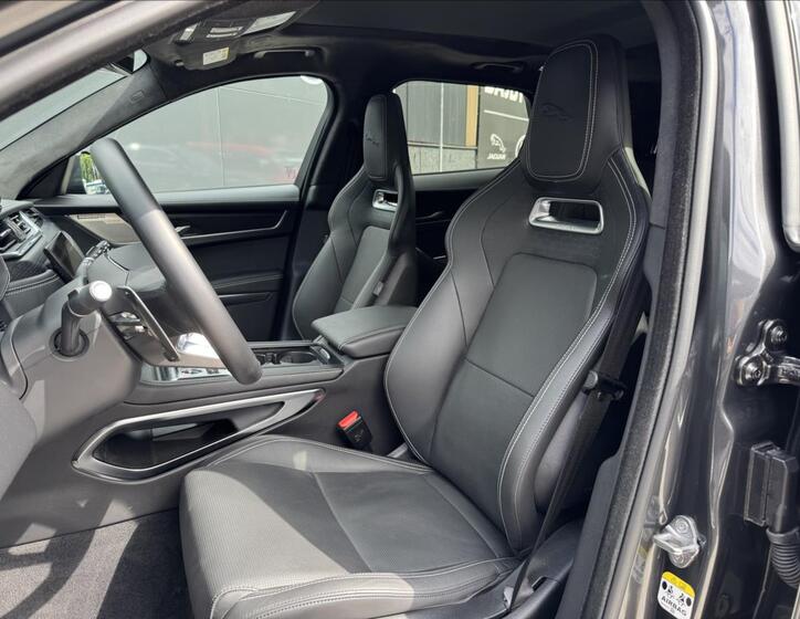 Jaguar F-Pace 11