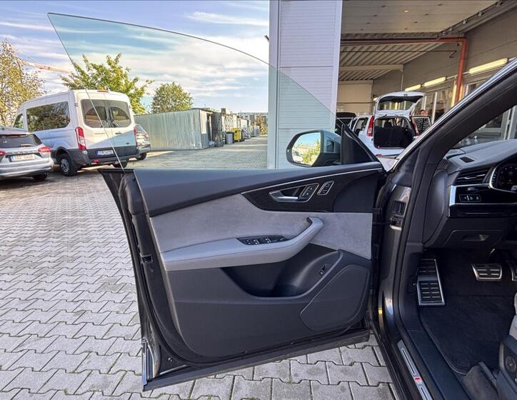 Audi Q8 24