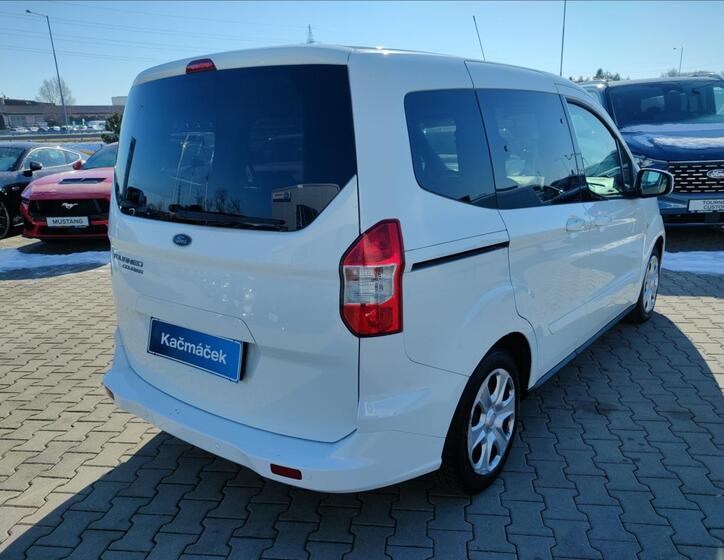 Ford Tourneo Courier 5