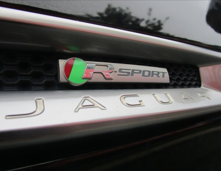 Jaguar F-Pace 46
