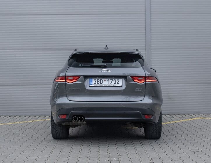 Jaguar F-Pace 6