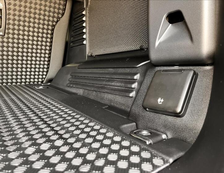 Land Rover Defender 21