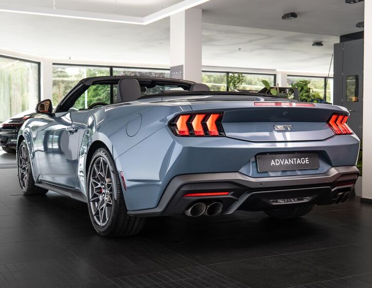 Ford Mustang 4