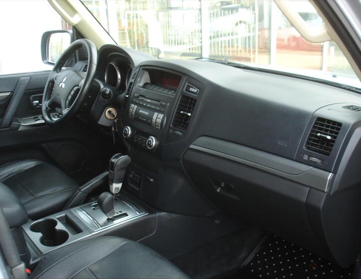 Mitsubishi Pajero 6