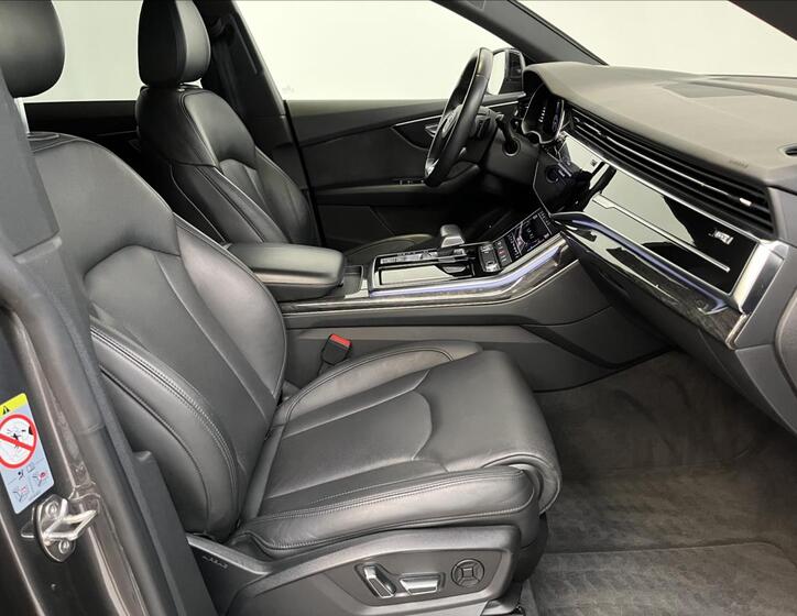 Audi Q8 26