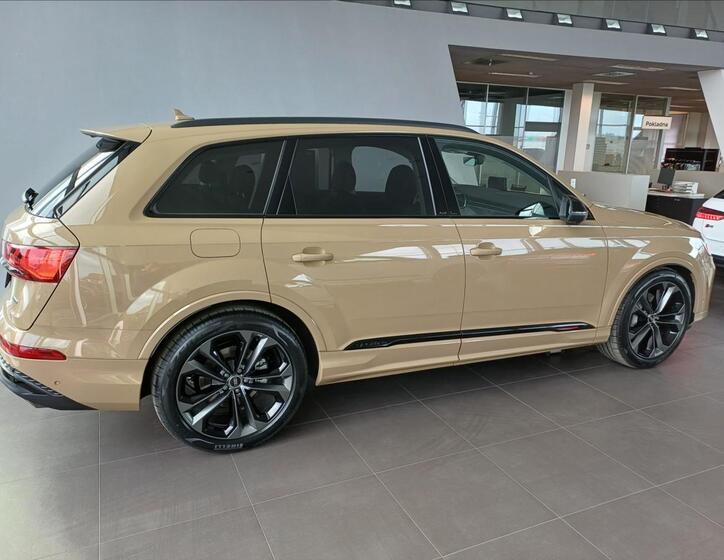 Audi Q7 4