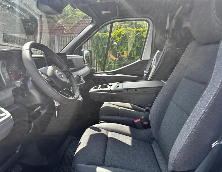 Nissan Interstar 5