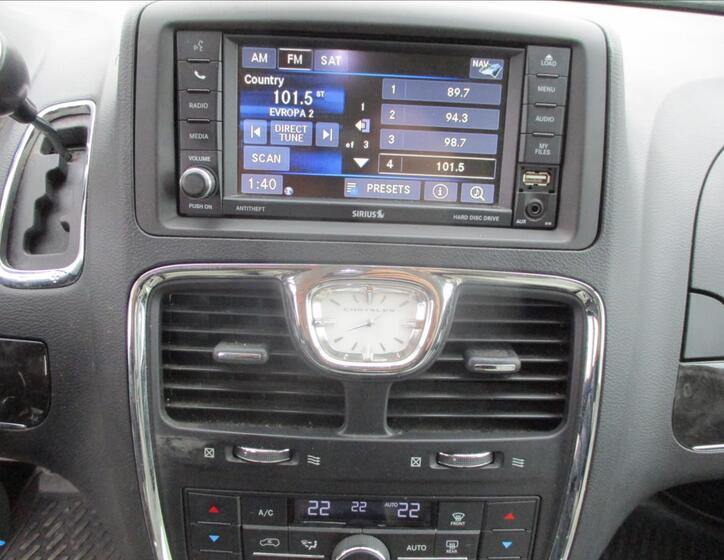 Chrysler Town & Country 19