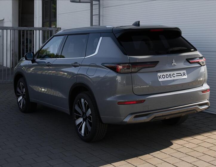 Mitsubishi Outlander 4