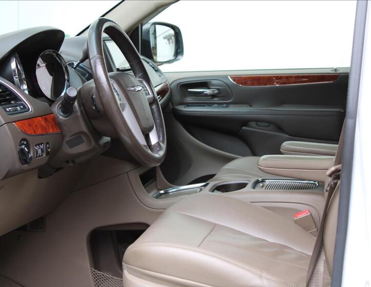 Chrysler Town & Country 16