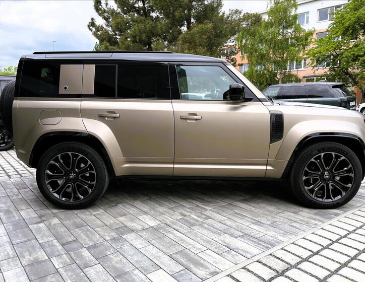 Land Rover Defender 13