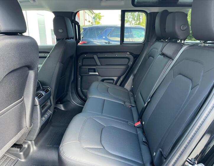 Land Rover Defender 16