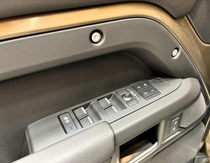 Land Rover Defender 9