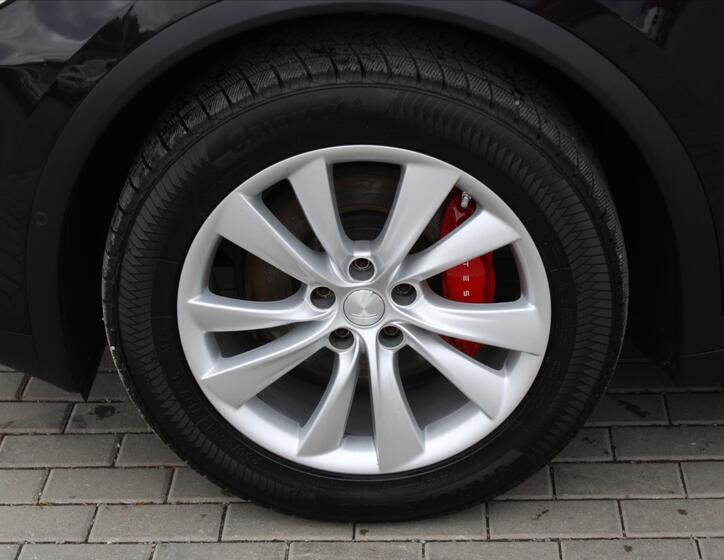 Tesla Model X 13