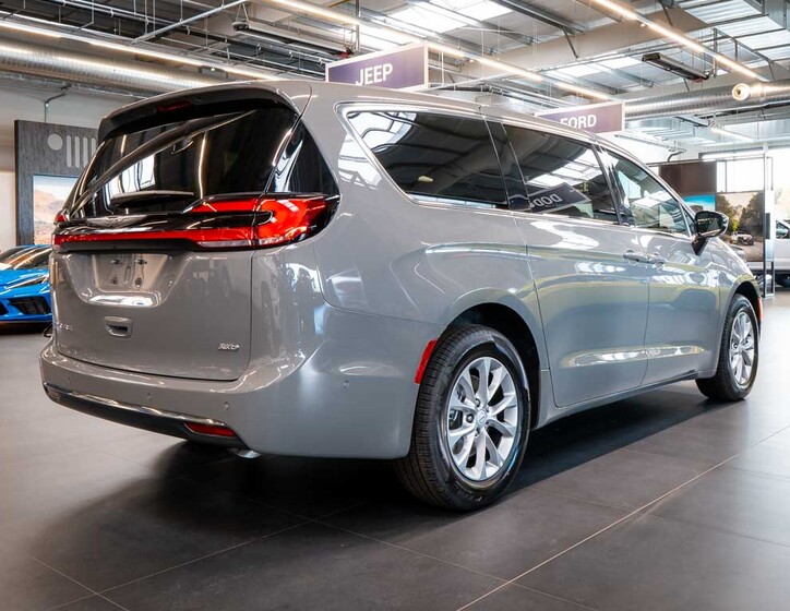 Chrysler Pacifica 8