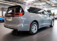 Chrysler Pacifica 8