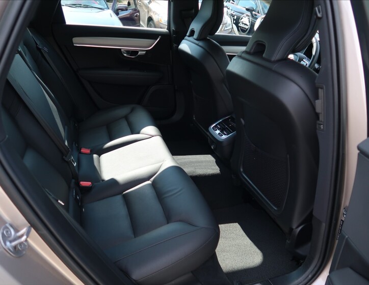 Volvo V90 12