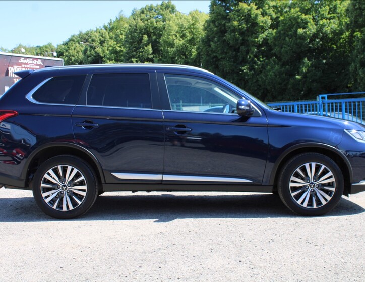 Mitsubishi Outlander 4