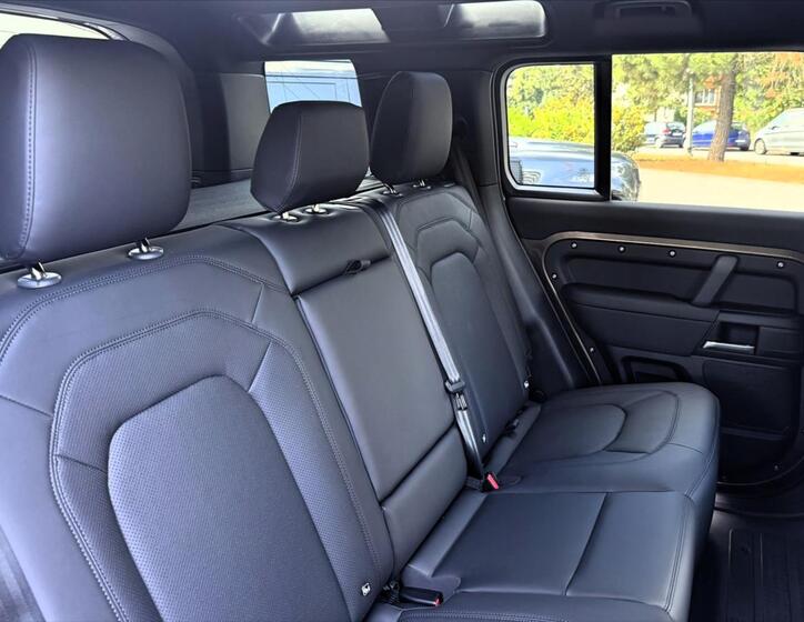 Land Rover Defender 17