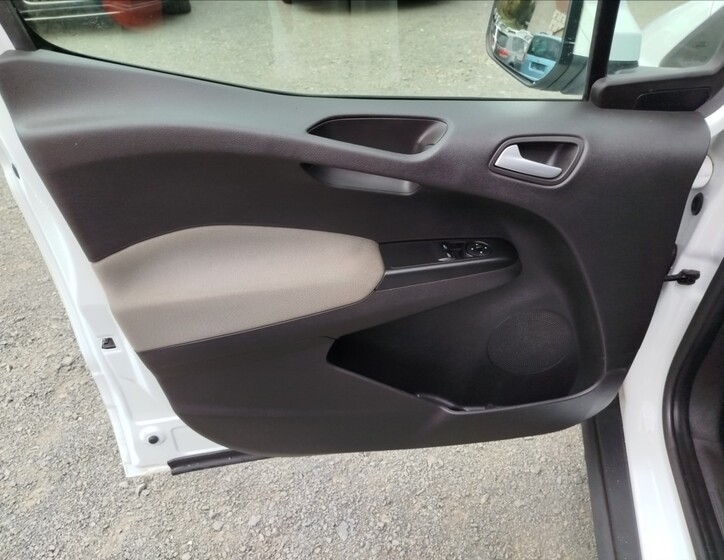 Ford Tourneo Courier 8