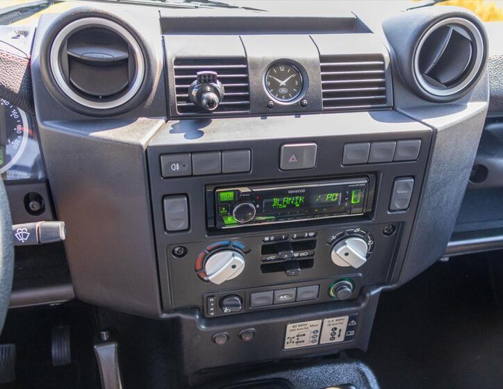 Land Rover Defender 19