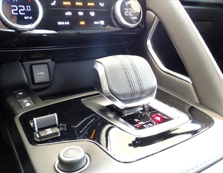 Jaguar E-Pace 12