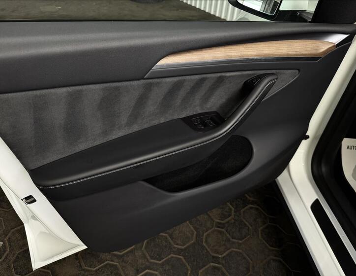 Tesla Model Y 14