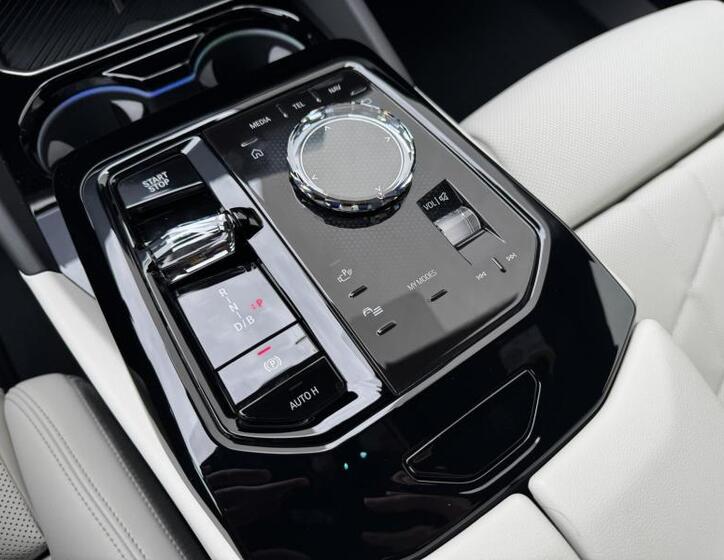 BMW i5 12