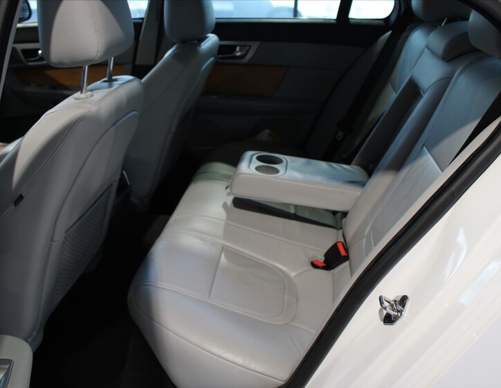 Jaguar XF 8