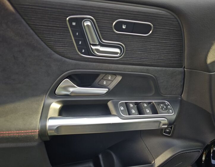 Mercedes-Benz EQB 11