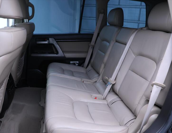 Toyota Land Cruiser 16