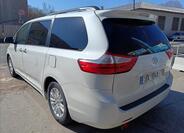 Toyota Sienna 8