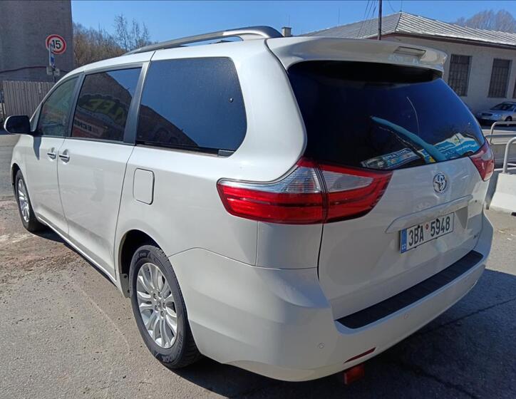 Toyota Sienna 8