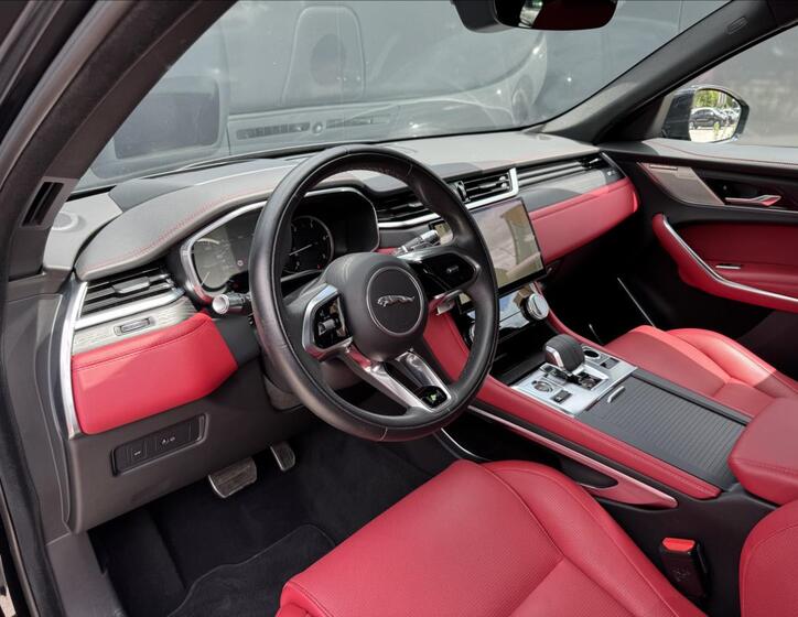 Jaguar F-Pace 8