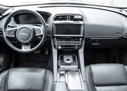 Jaguar F-Pace 27