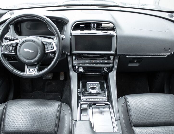 Jaguar F-Pace 27