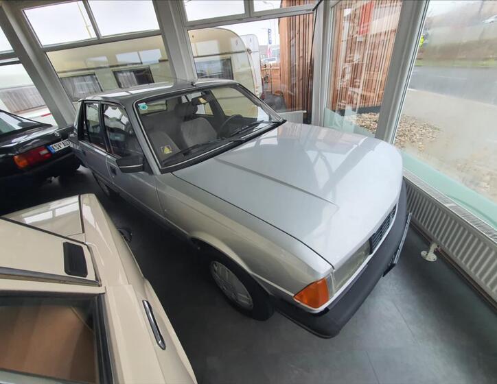 Peugeot 305 9