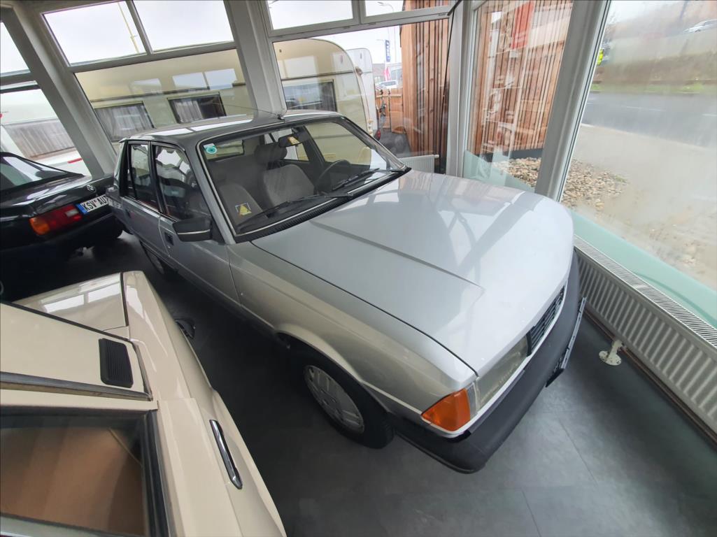 Peugeot 305