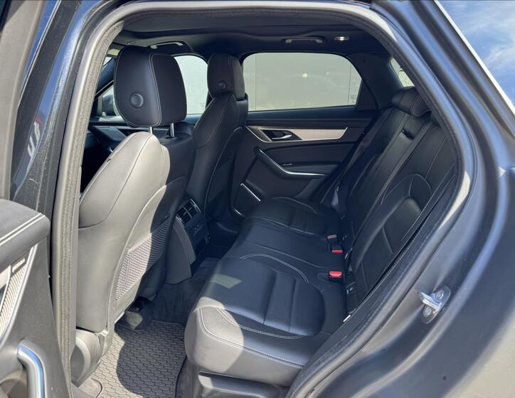 Jaguar F-Pace 12