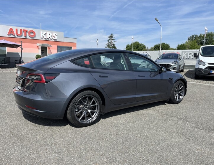 Tesla Model 3 4