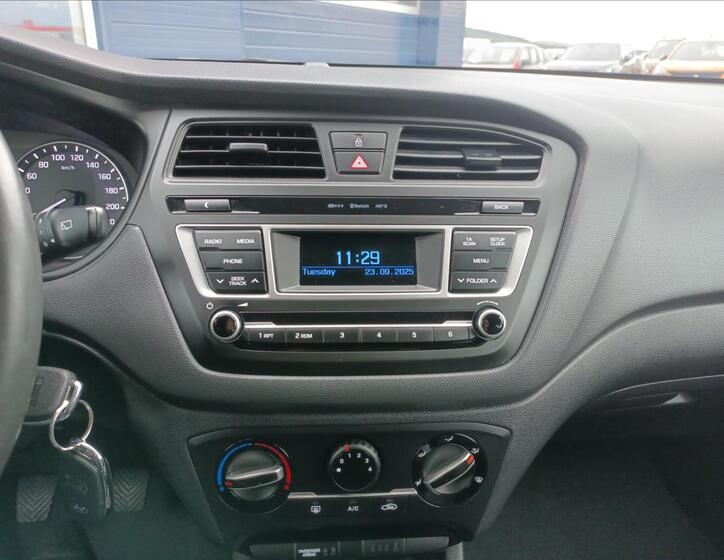 Hyundai i20 16